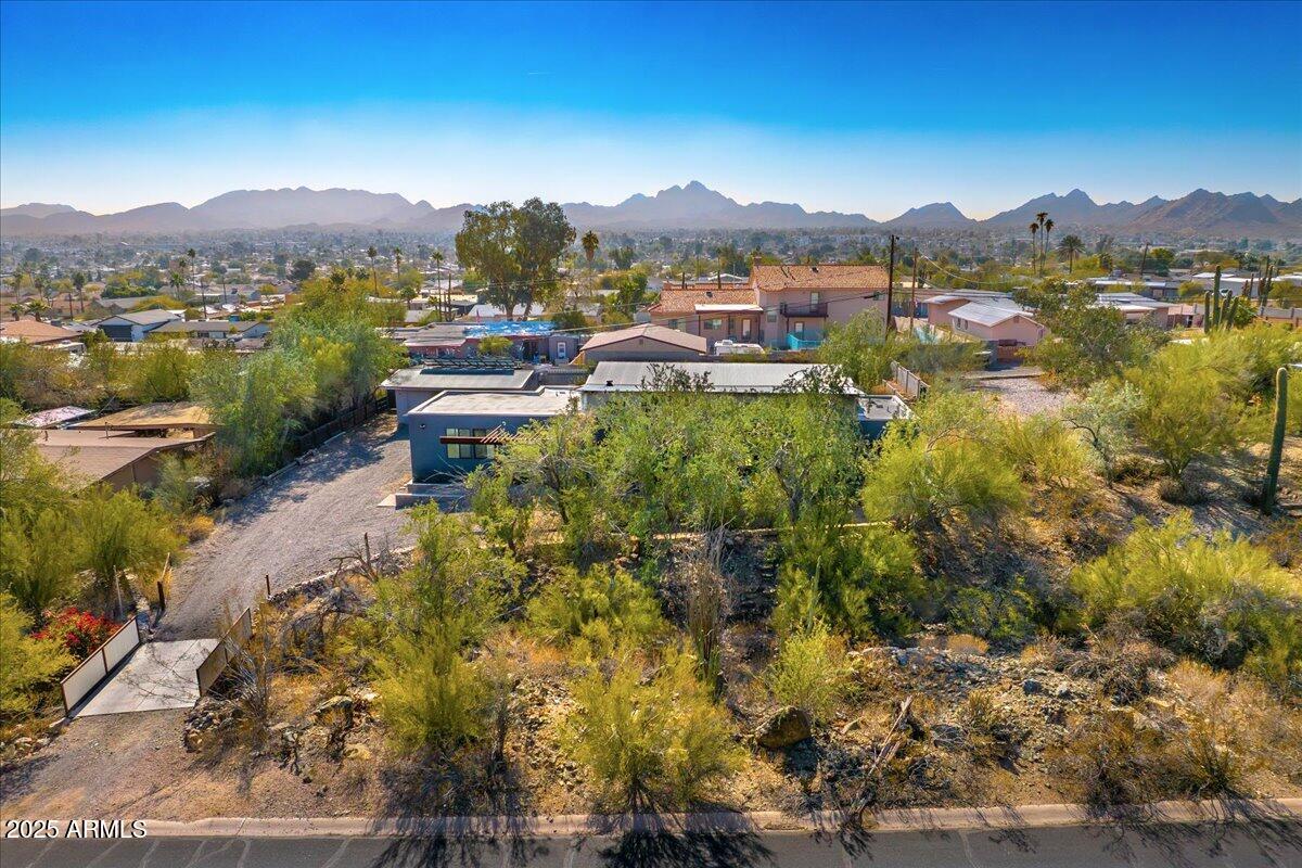 2701 E VOLTAIRE Avenue