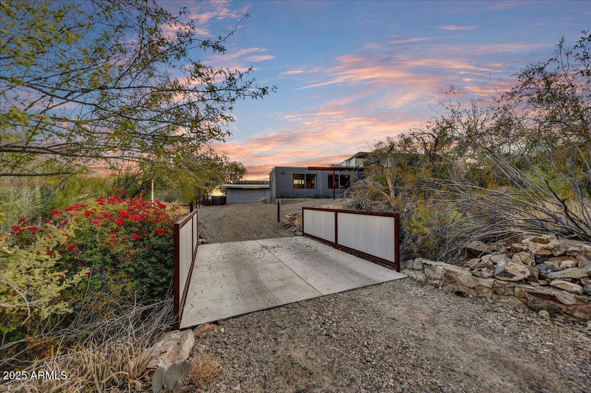 2701 E VOLTAIRE Avenue