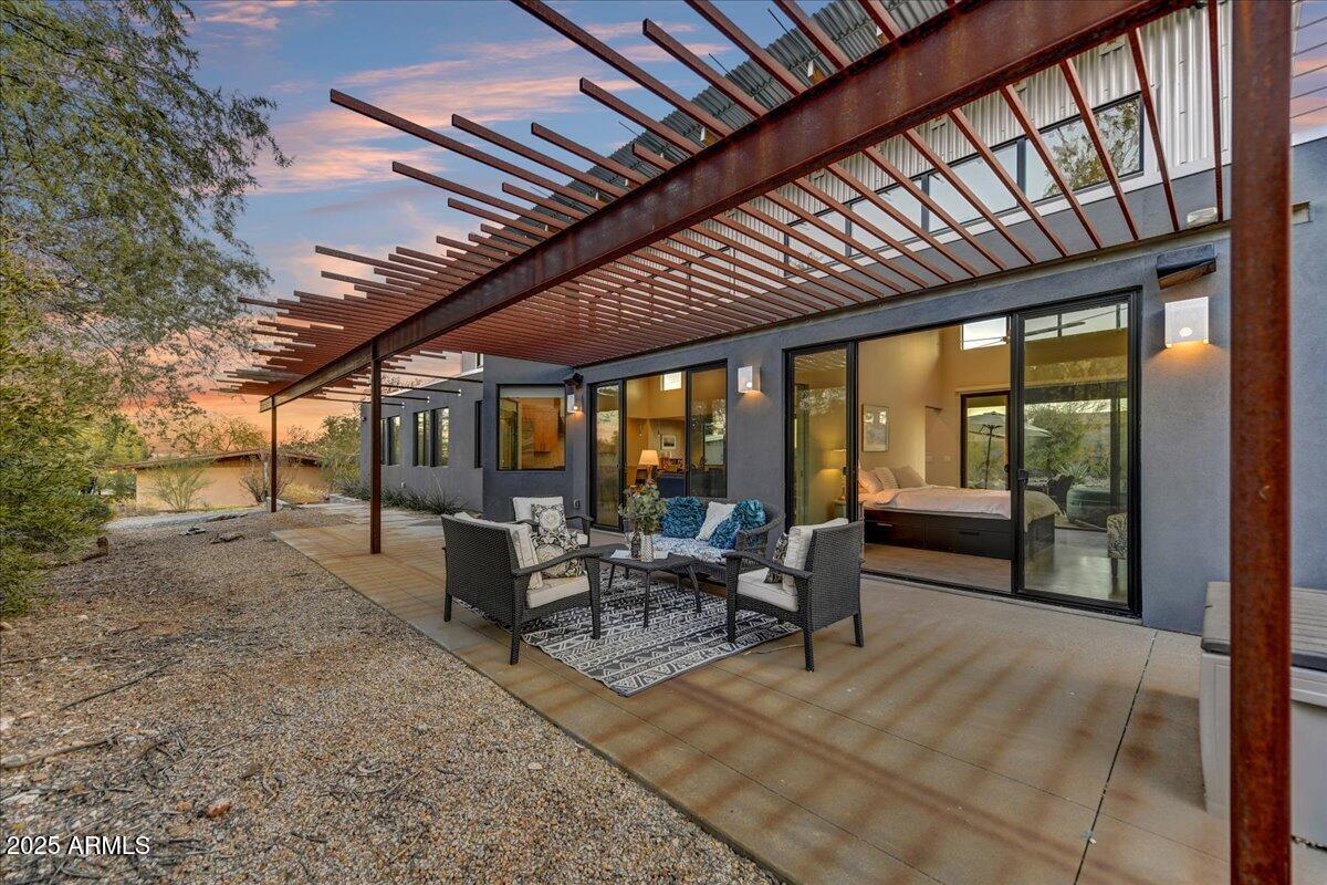2701 E VOLTAIRE Avenue