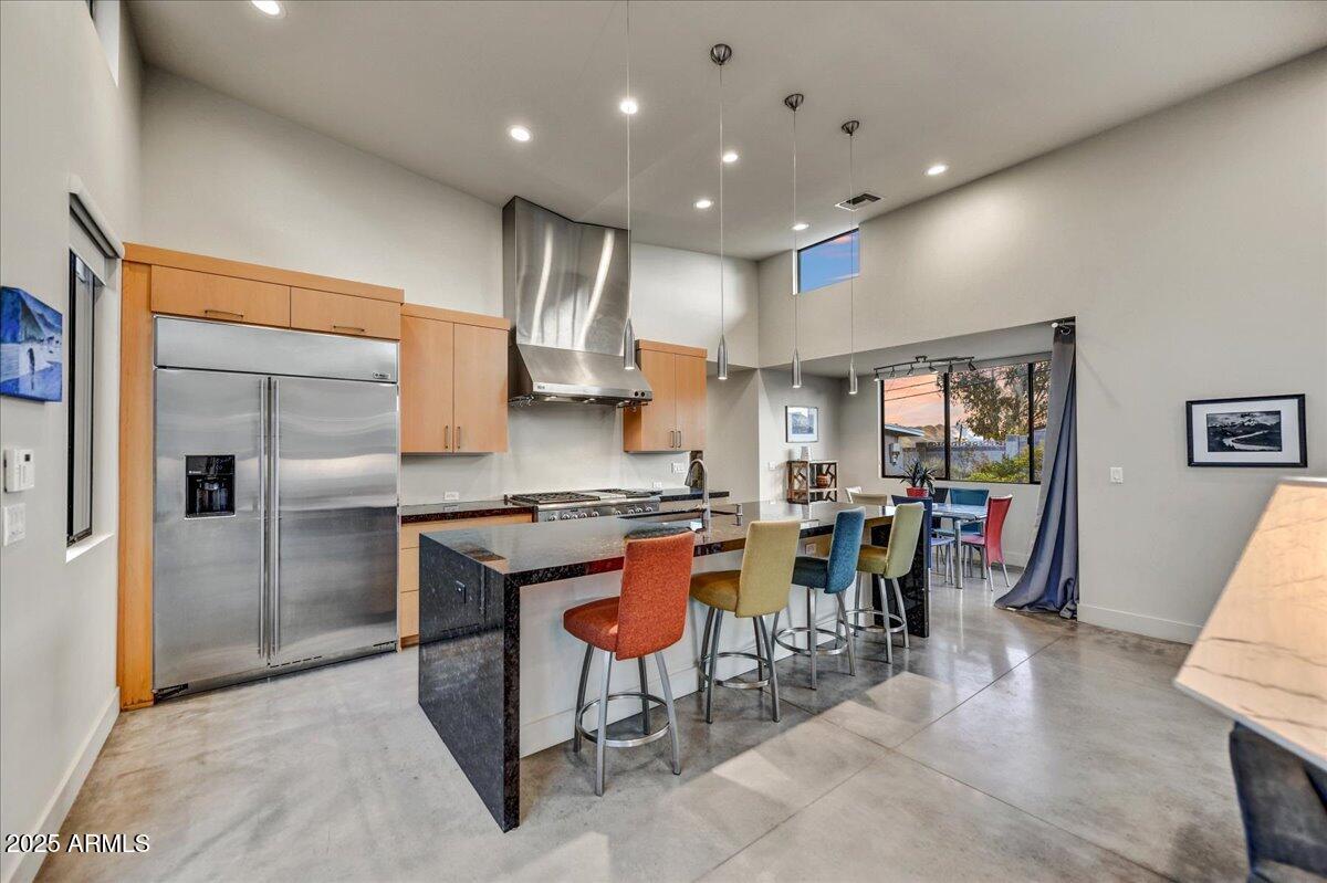 2701 E VOLTAIRE Avenue