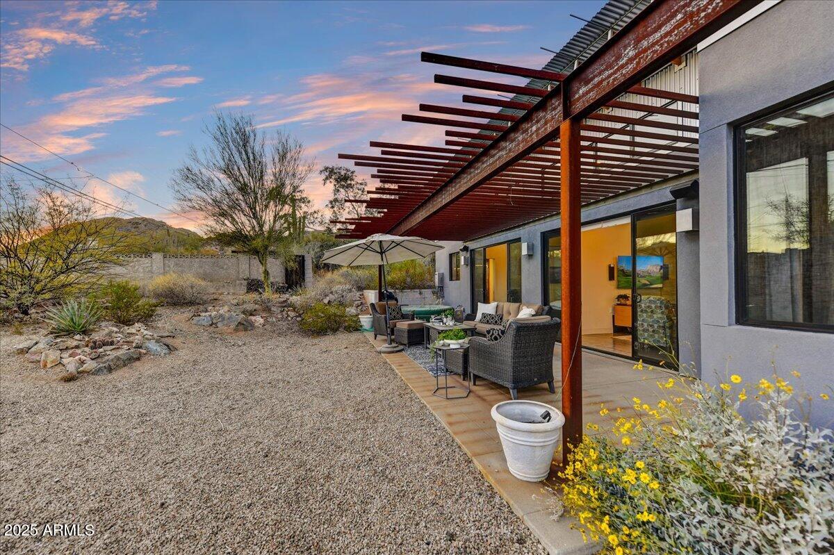 2701 E VOLTAIRE Avenue