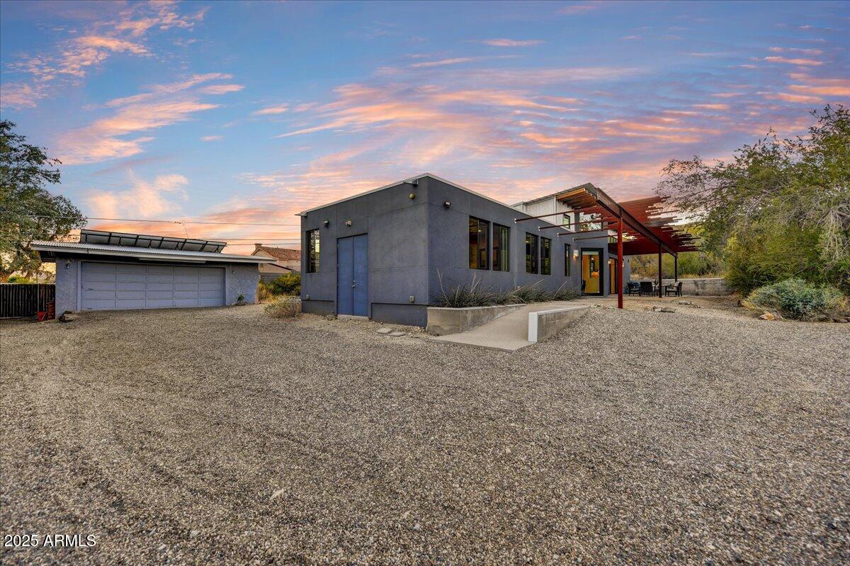 2701 E VOLTAIRE Avenue