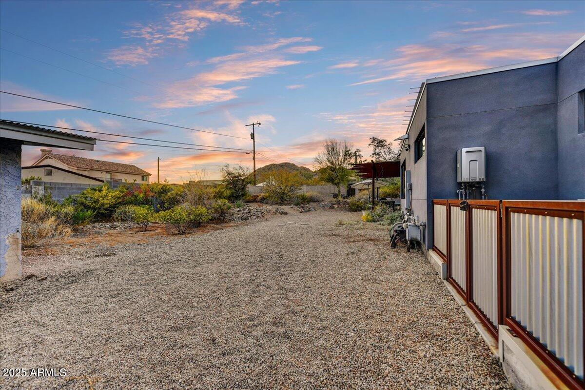 2701 E VOLTAIRE Avenue