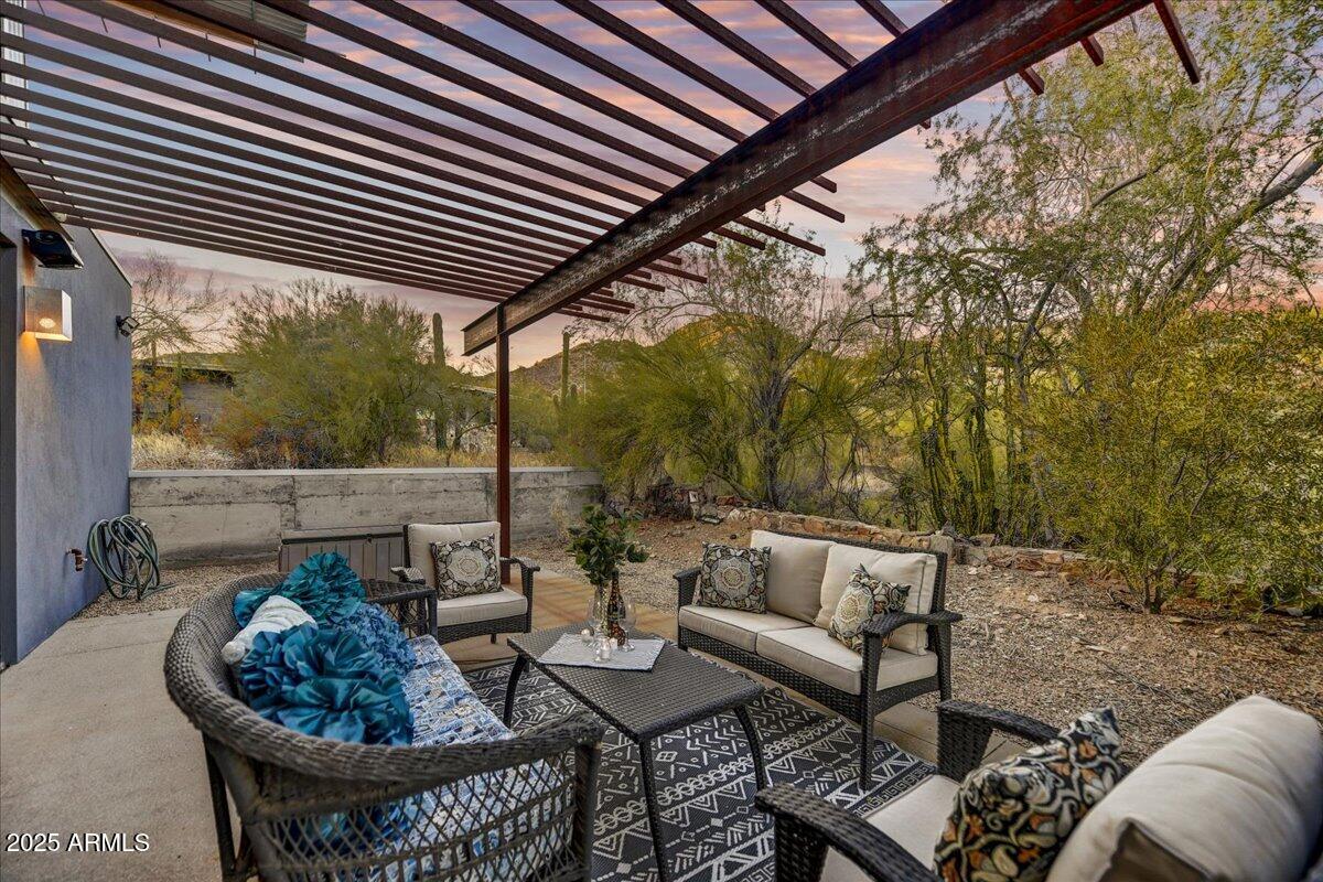 2701 E VOLTAIRE Avenue