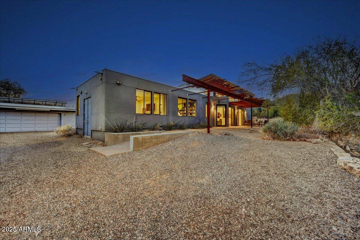 2701 E VOLTAIRE Avenue