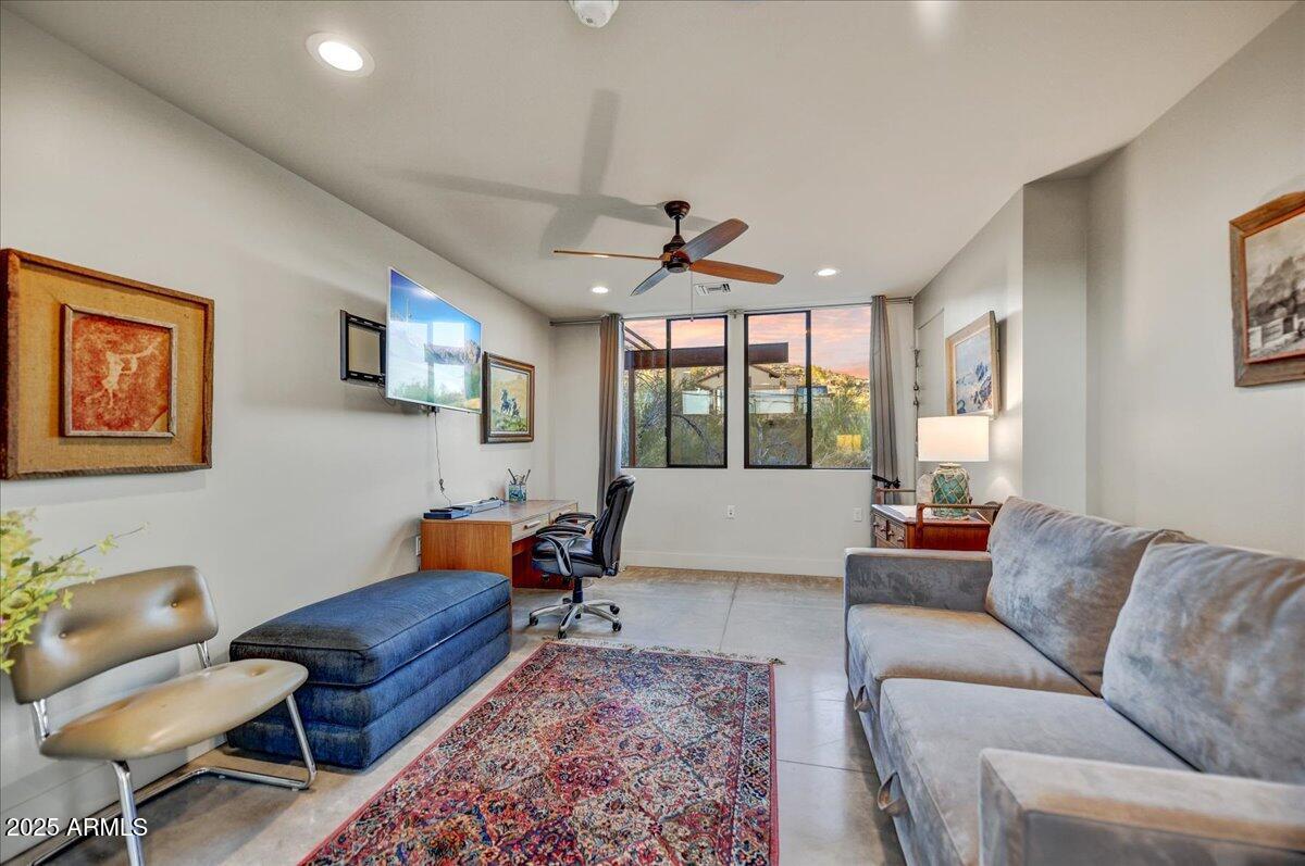 2701 E VOLTAIRE Avenue