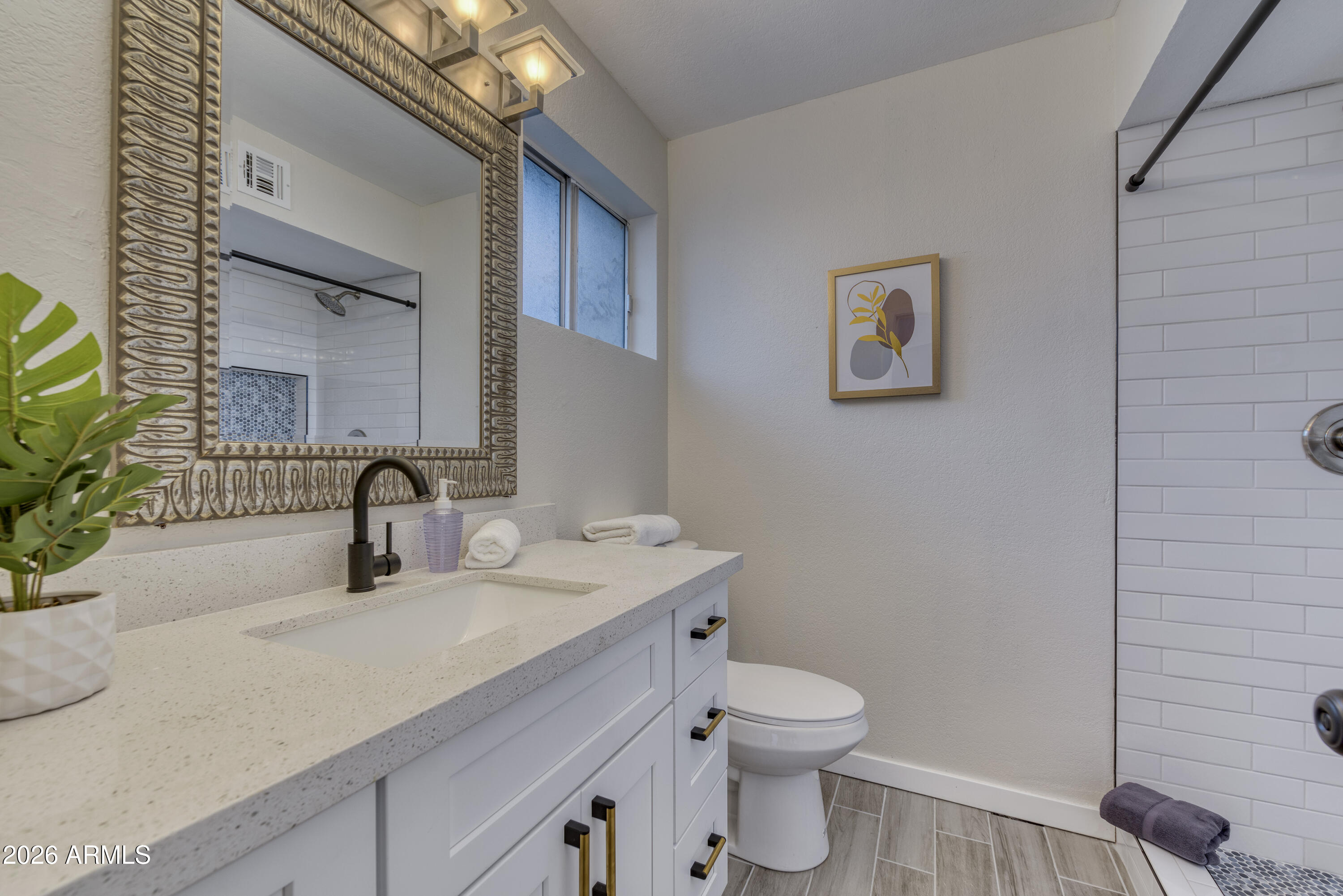 3229 N DESOTO Street