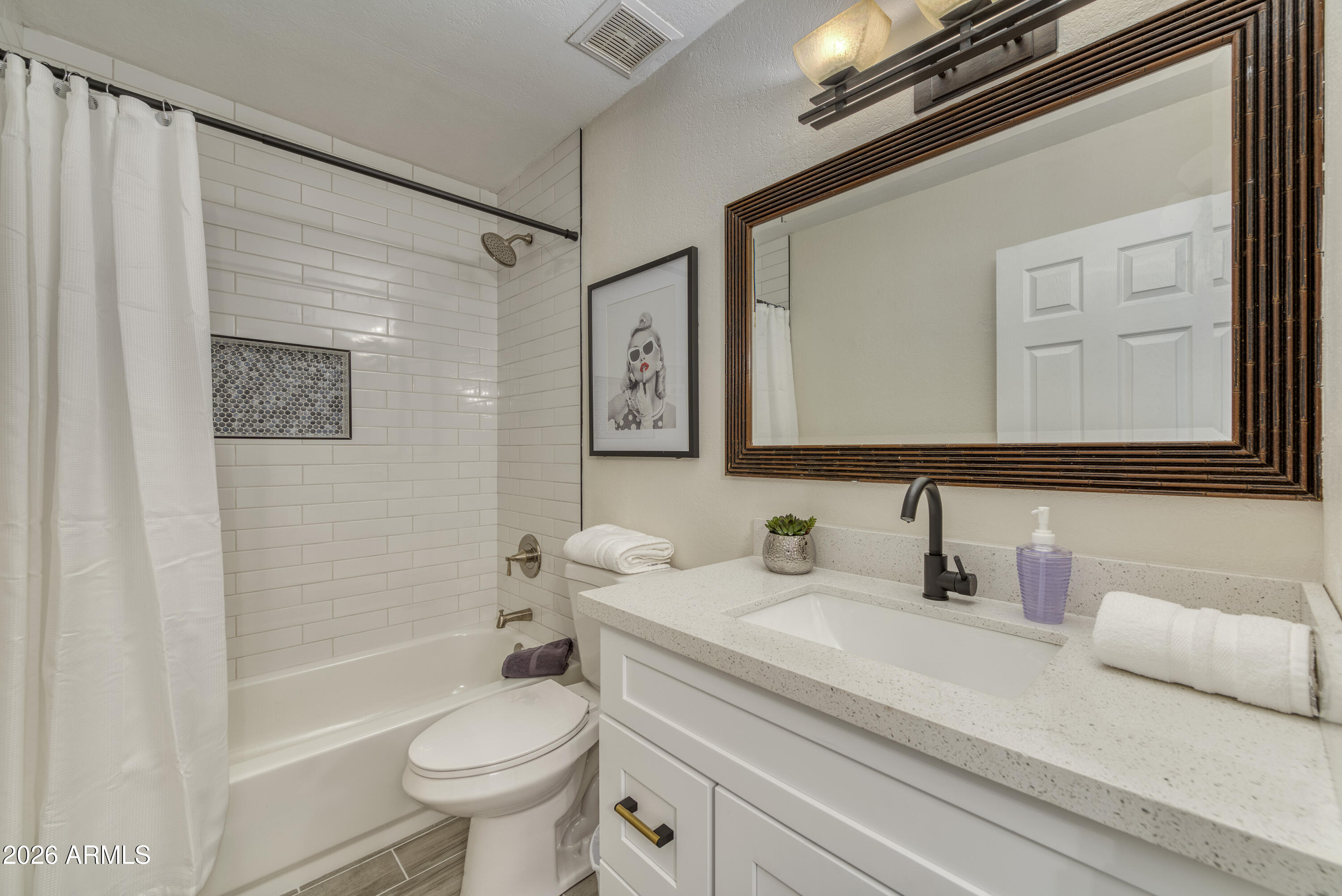 3229 N DESOTO Street