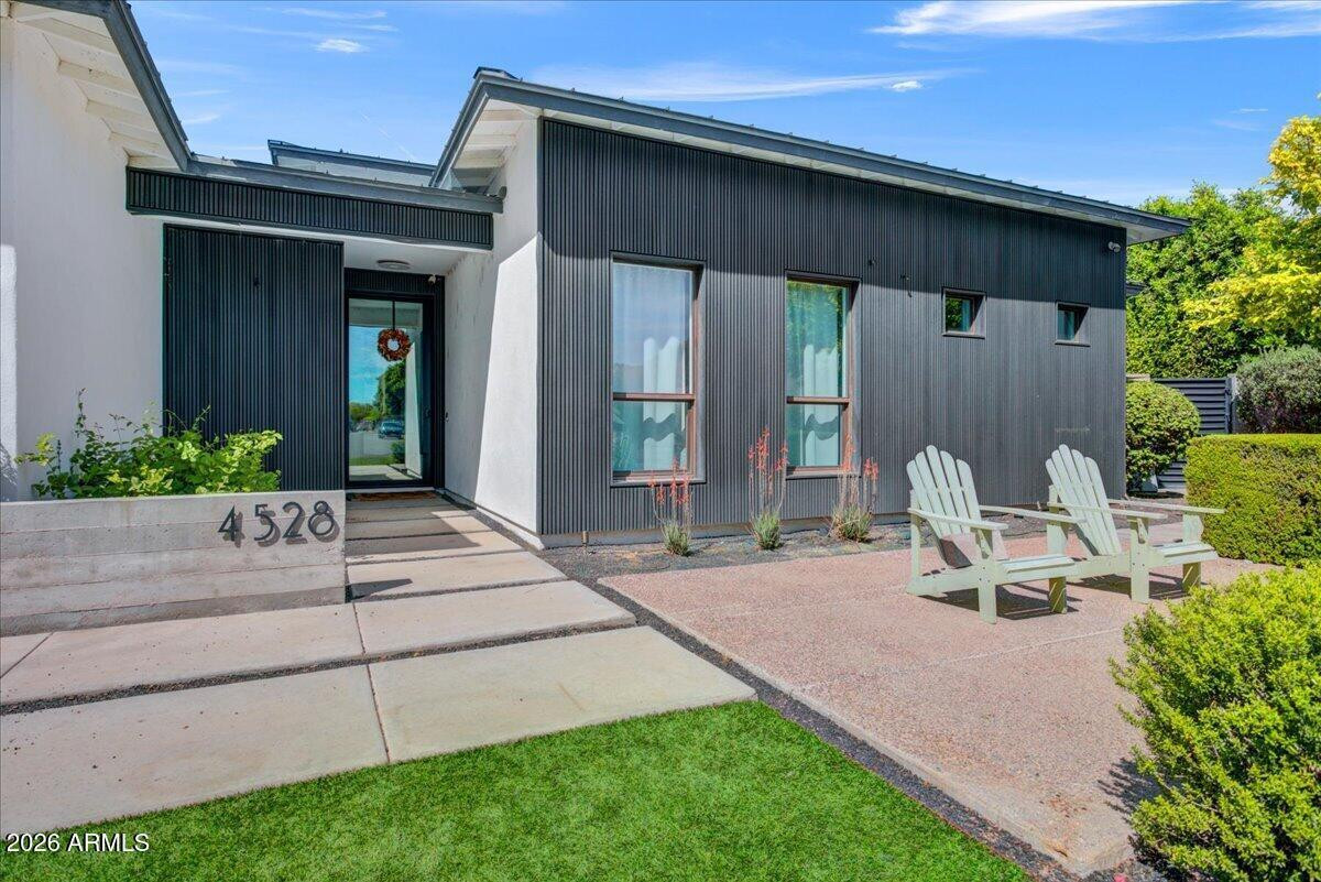 4528 N 39th Place