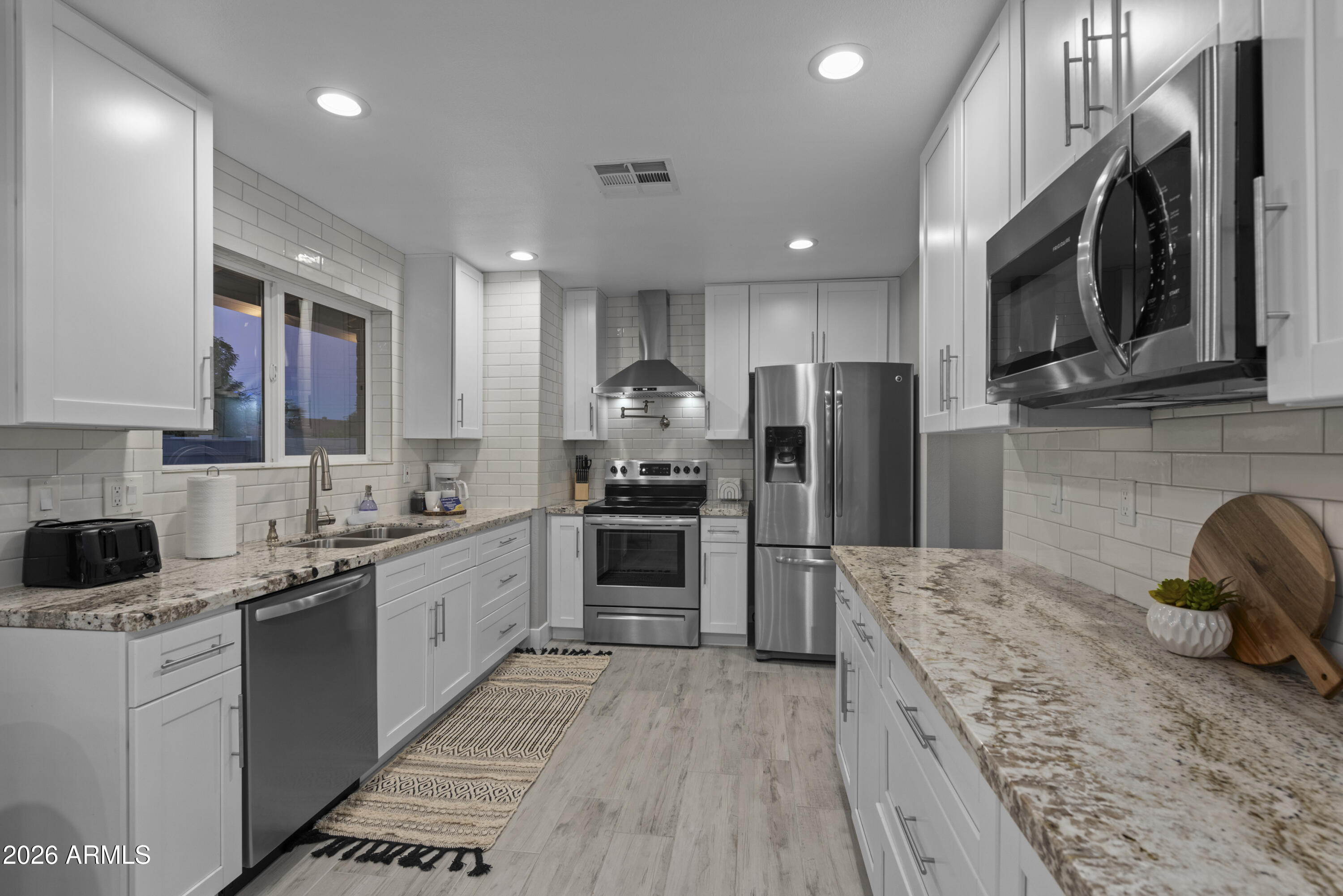 3122 E SIERRA Street