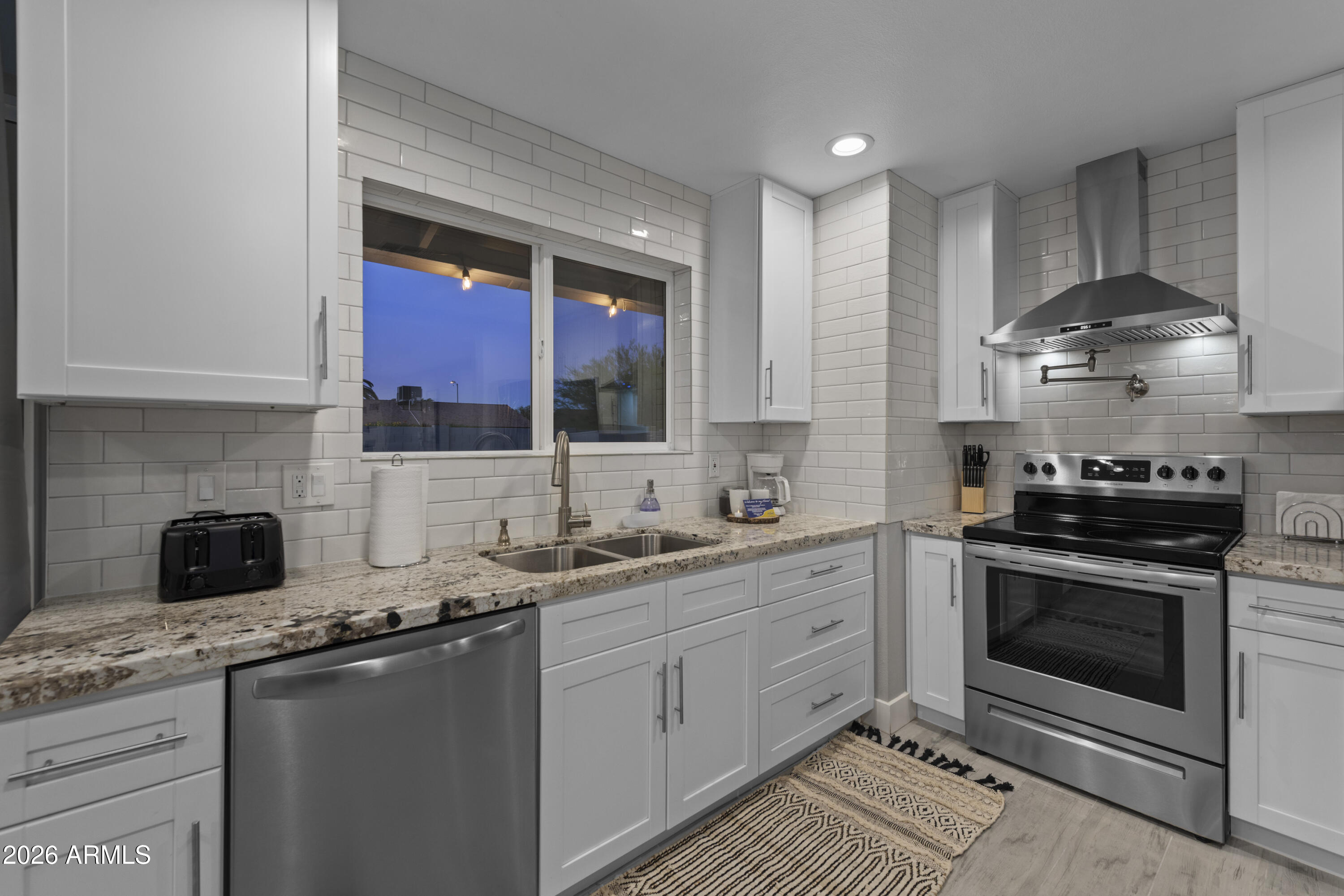 3122 E SIERRA Street