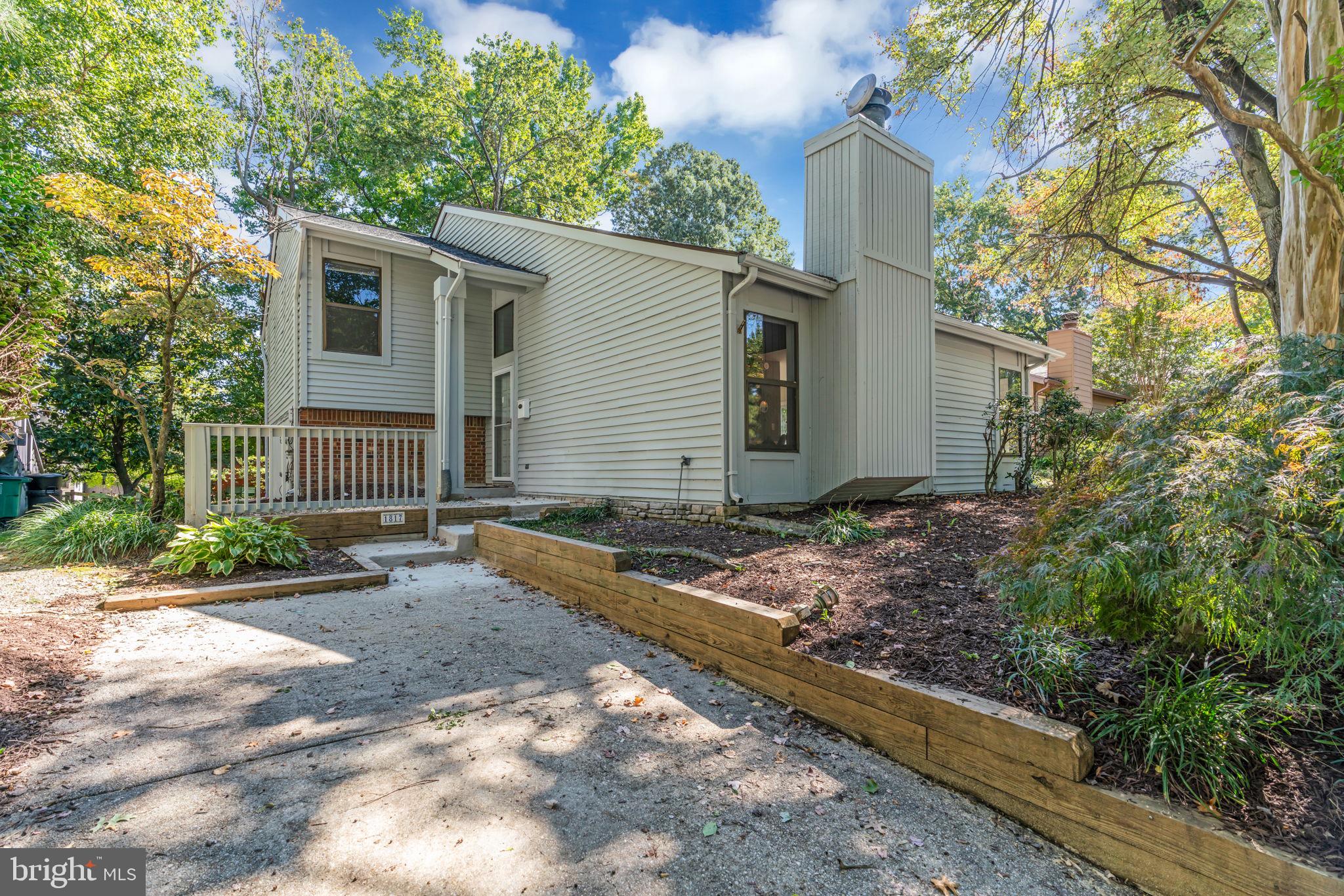 1817 GLADE COURT