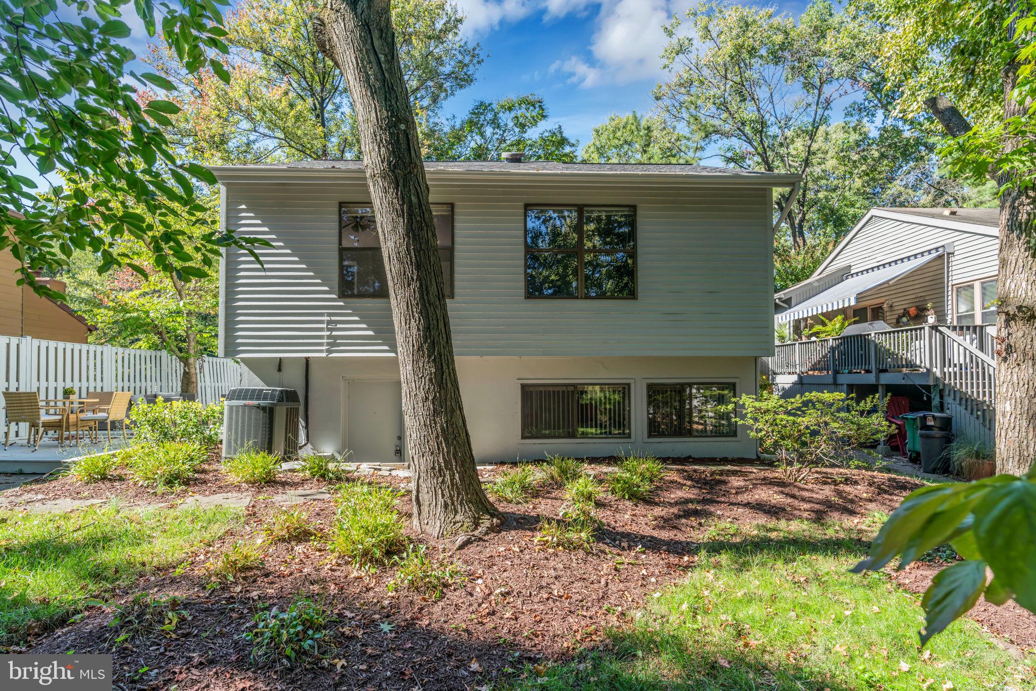 1817 GLADE COURT