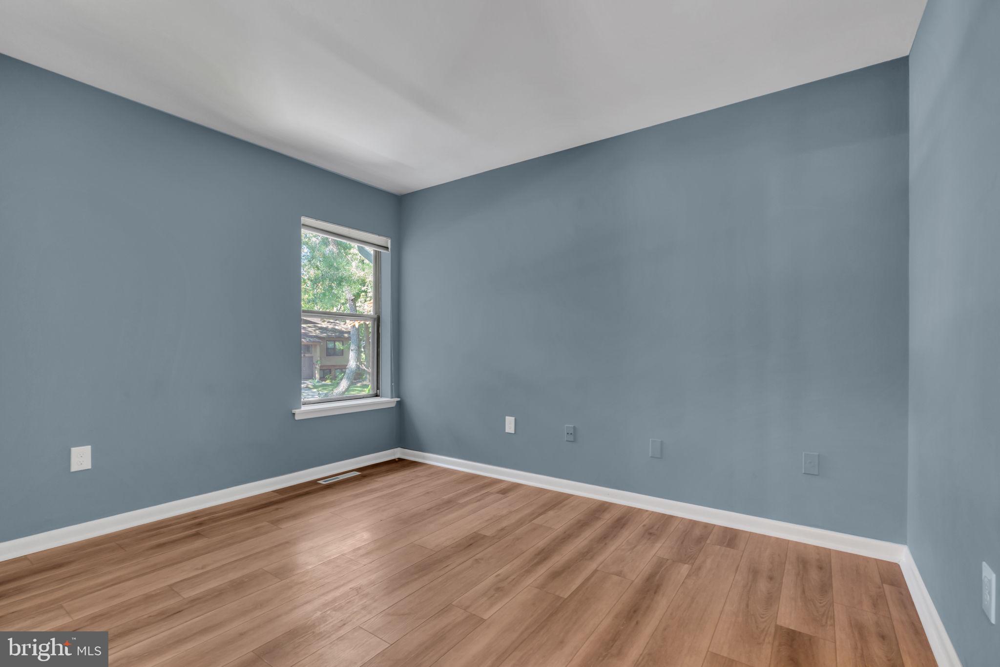 1817 GLADE COURT