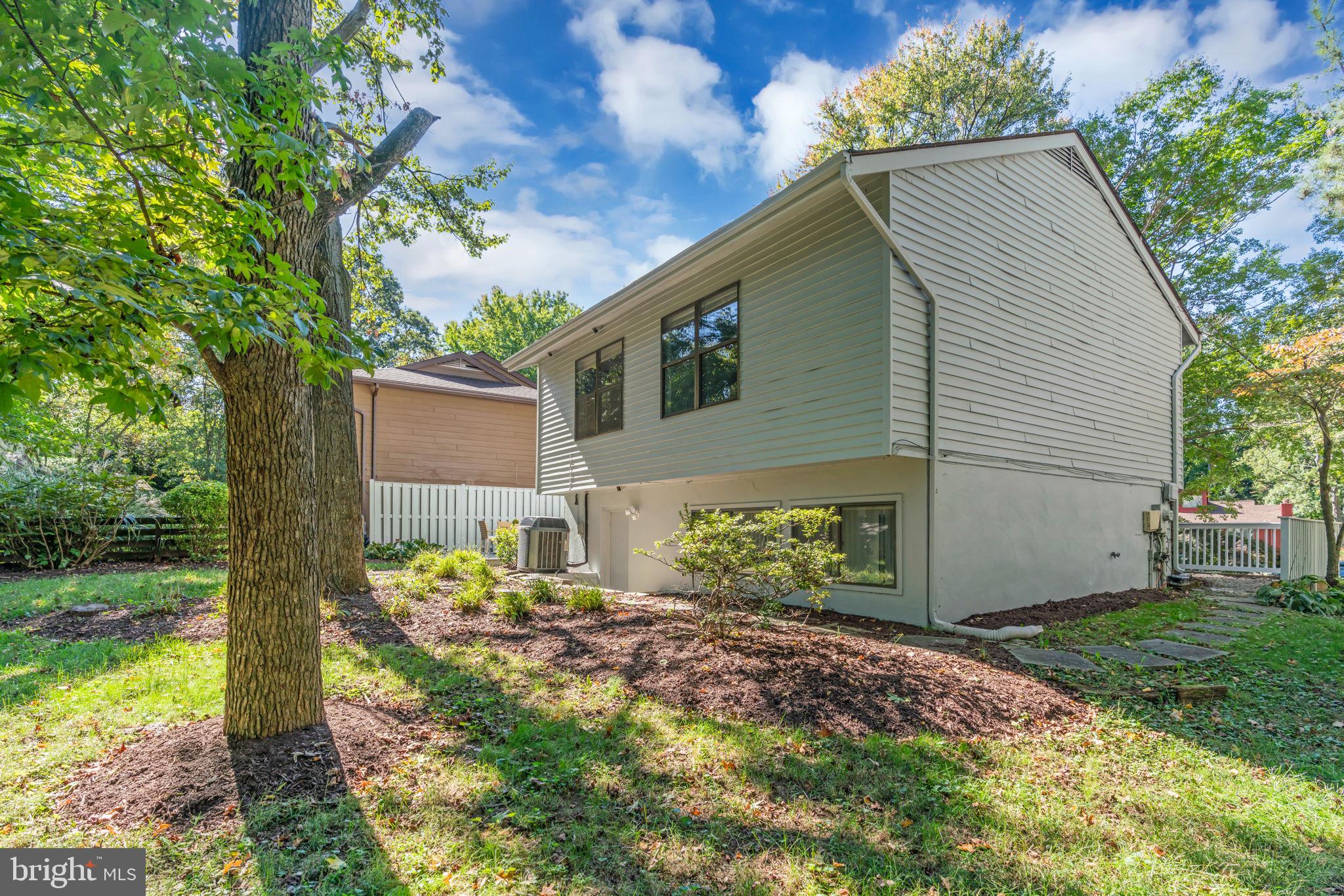 1817 GLADE COURT