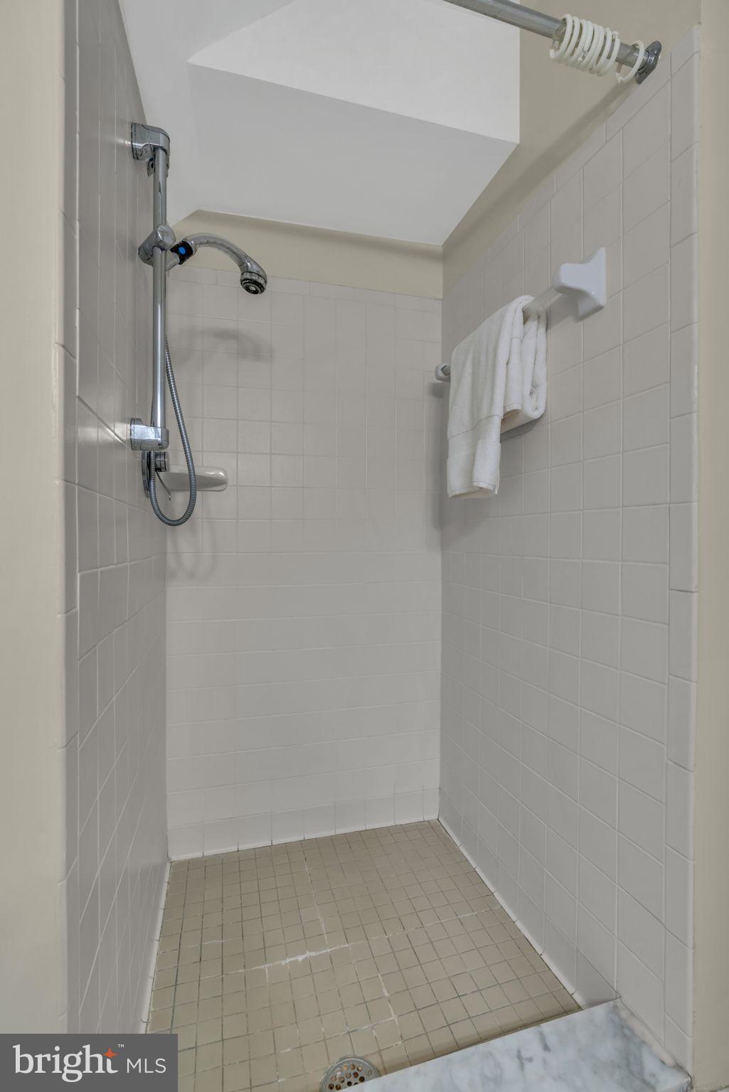 1817 GLADE COURT