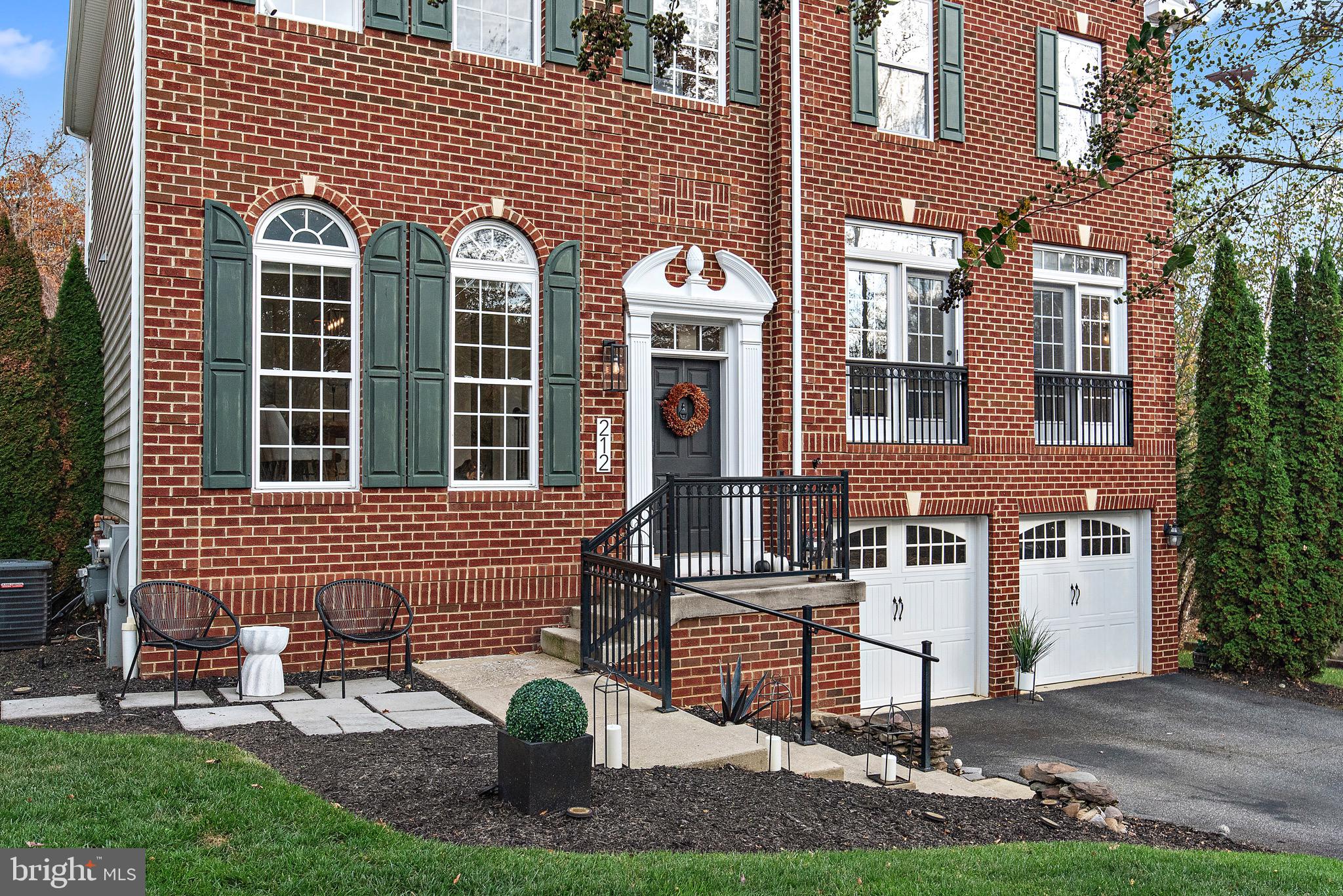 212 BOWEN COURT