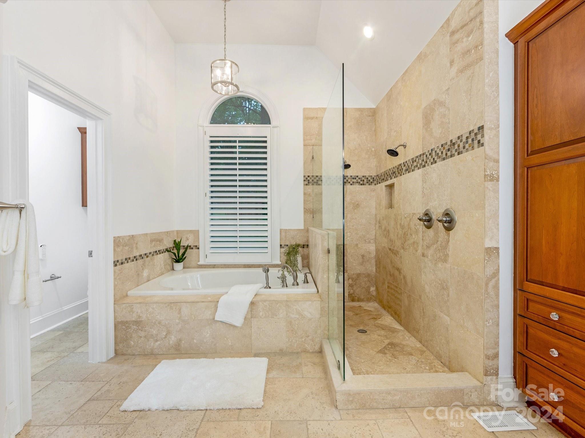 13922 Clarendon Pointe
