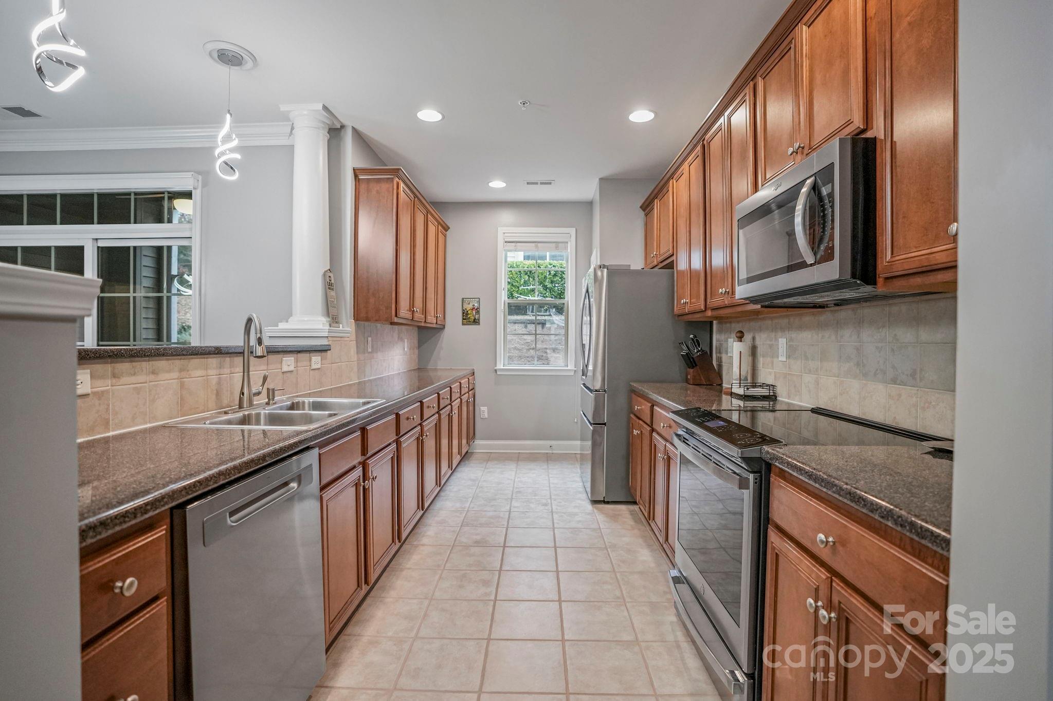 8905 Rosalyn Glen Road