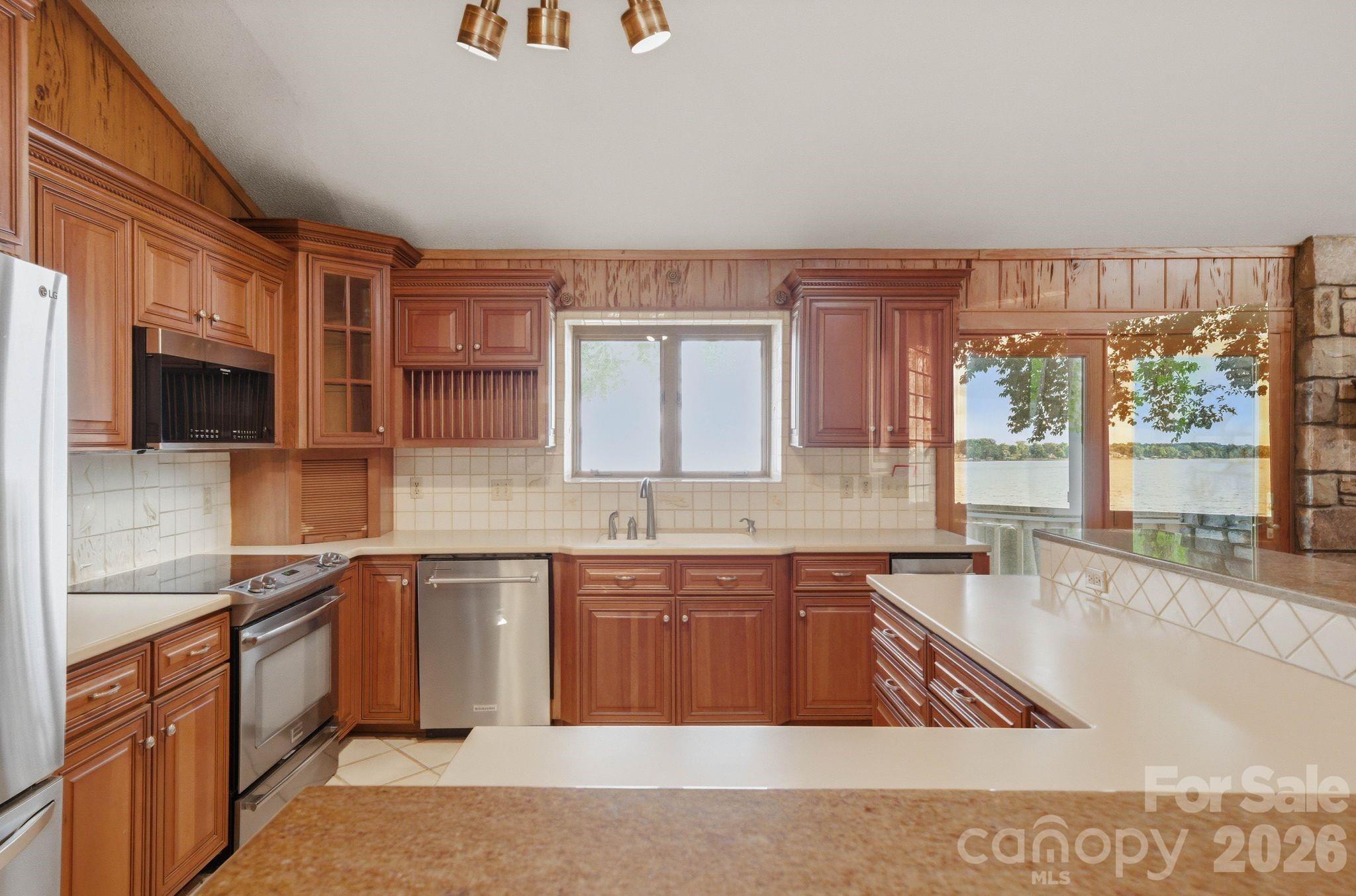 3725 Kingfisher Lane