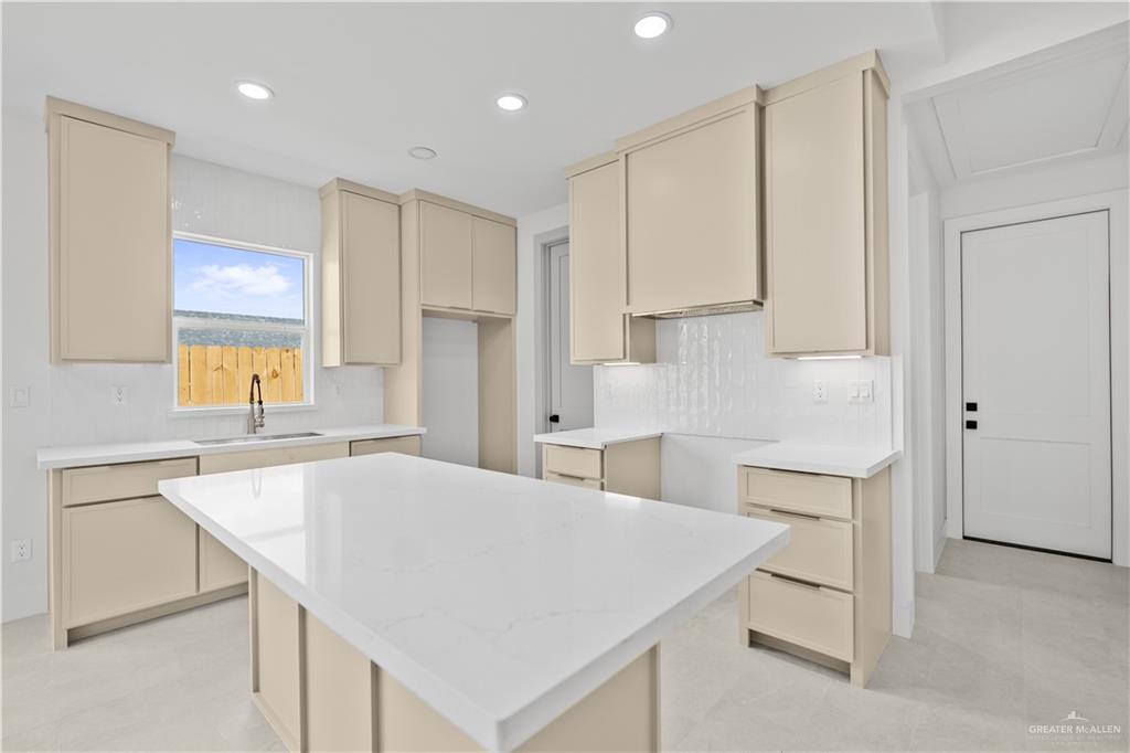 2217 N Venice Avenue