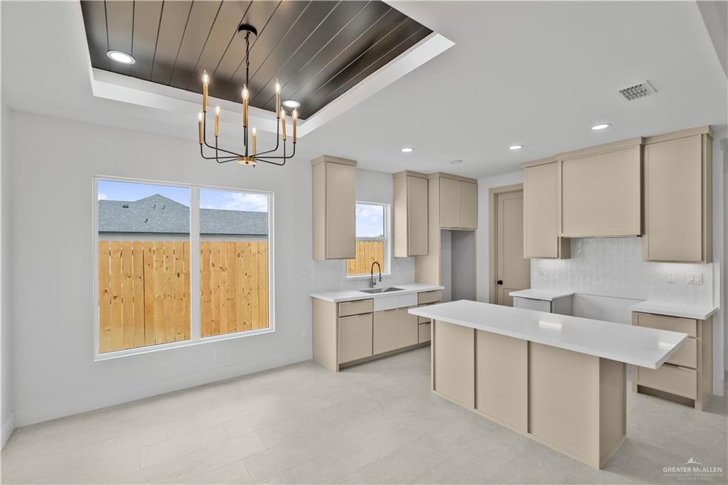 2217 N Venice Avenue