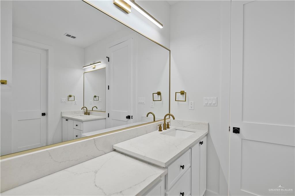 2217 N Venice Avenue