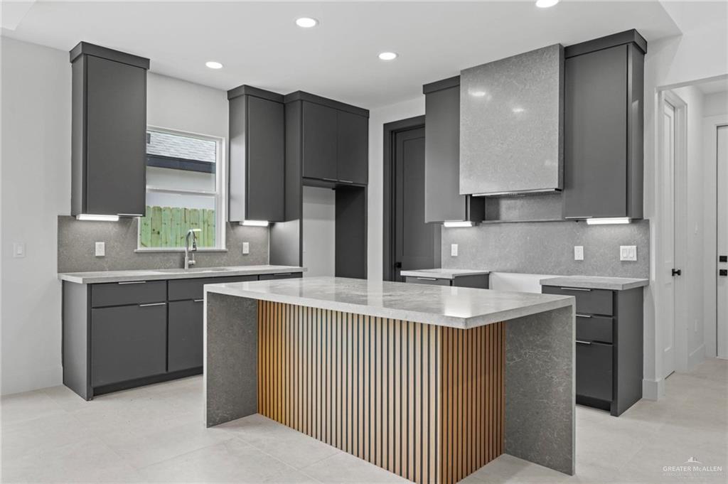 2218 N Piedra Avenue