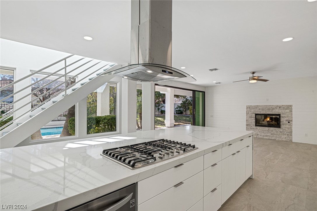 2204 Versailles Court