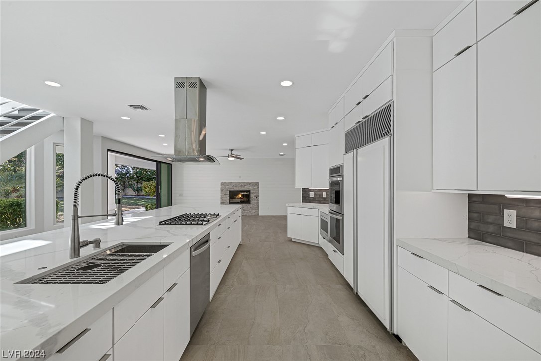 2204 Versailles Court