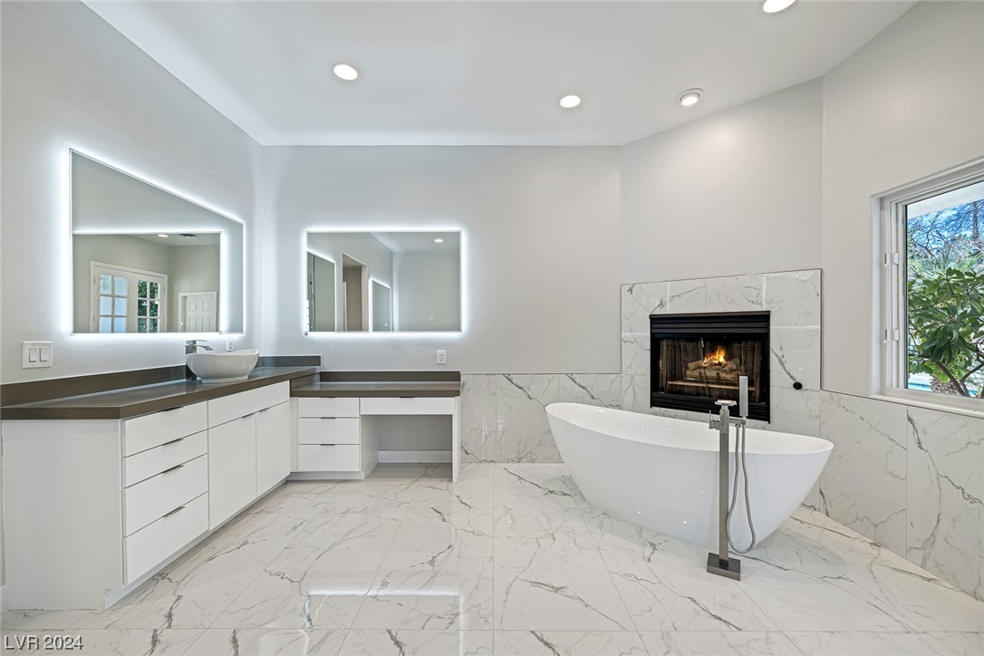 2204 Versailles Court