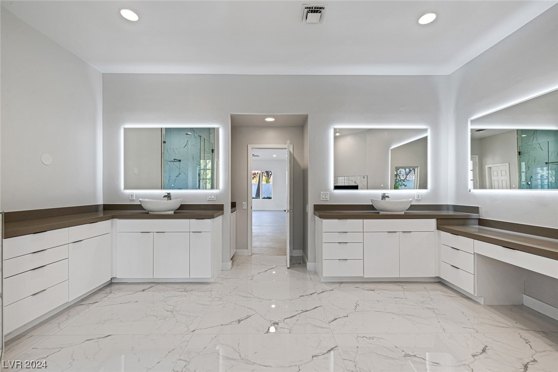 2204 Versailles Court