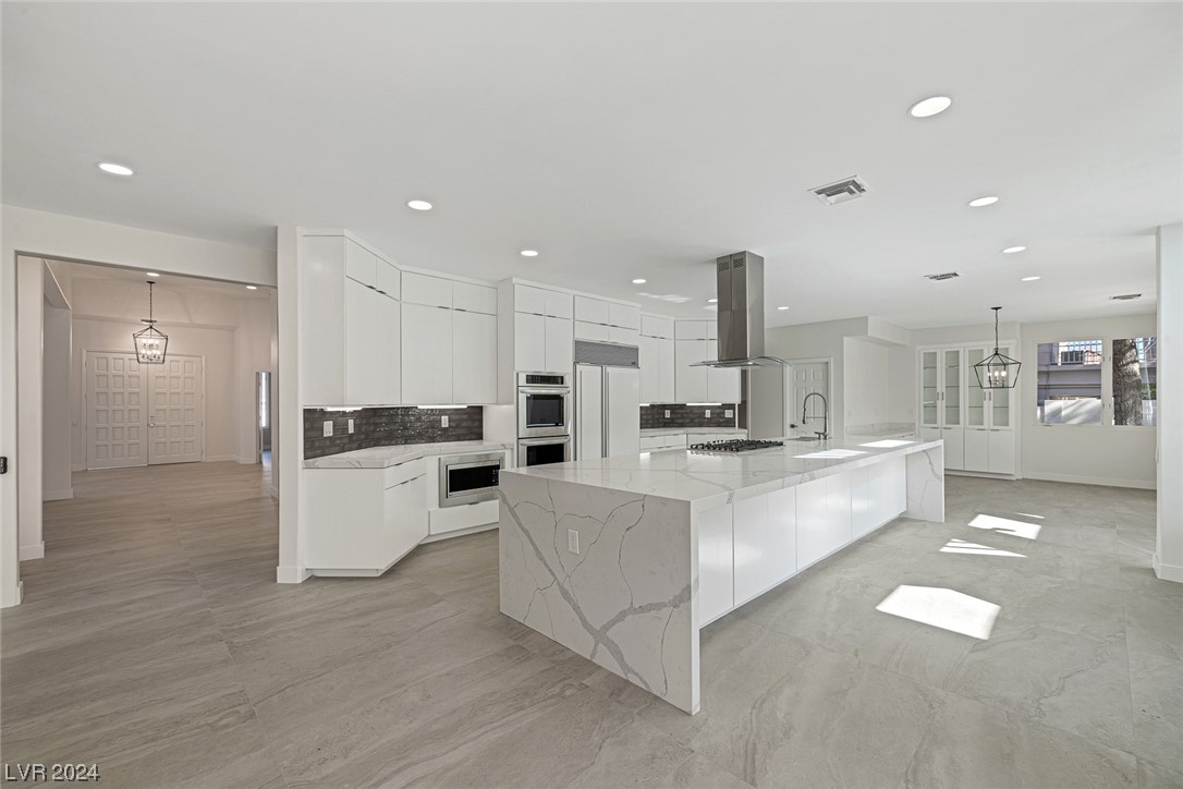 2204 Versailles Court