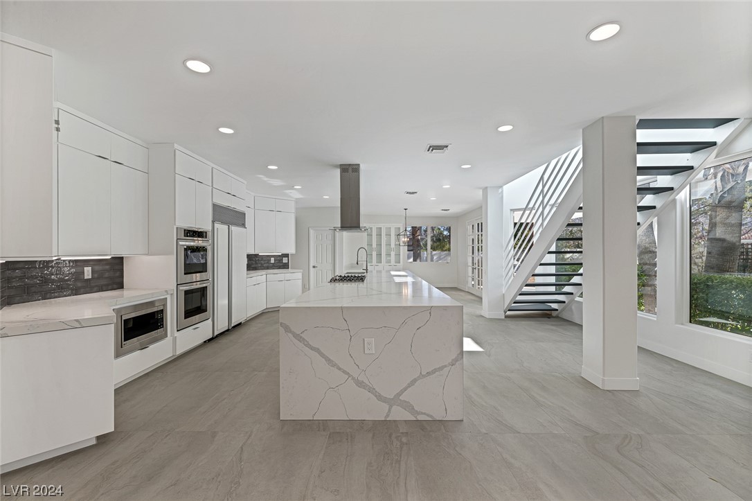 2204 Versailles Court