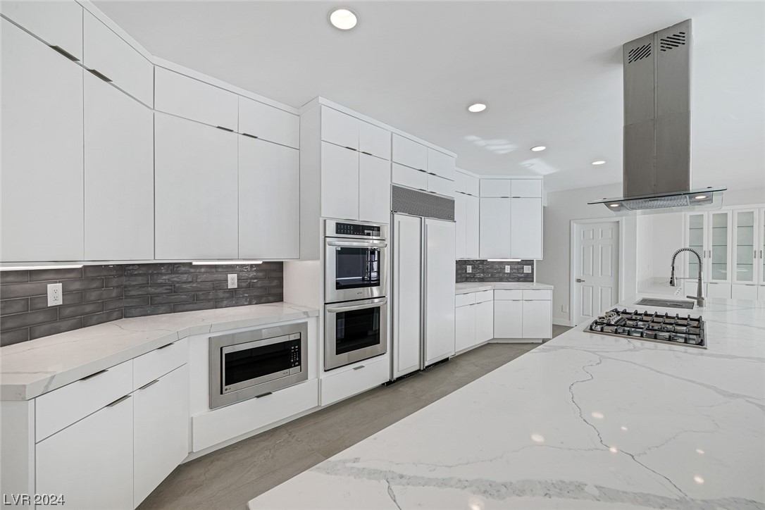 2204 Versailles Court