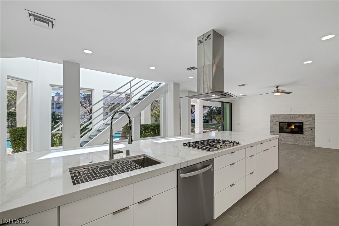 2204 Versailles Court