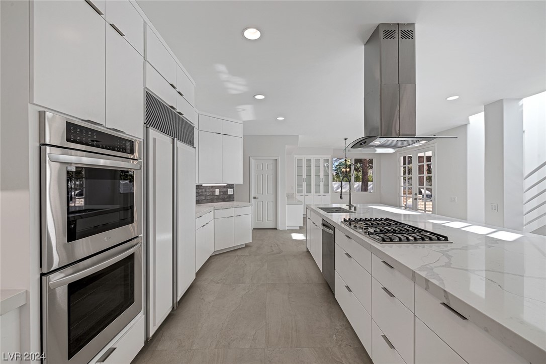 2204 Versailles Court