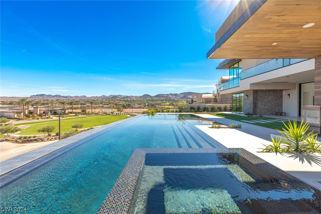 12 Rainbow Point Place