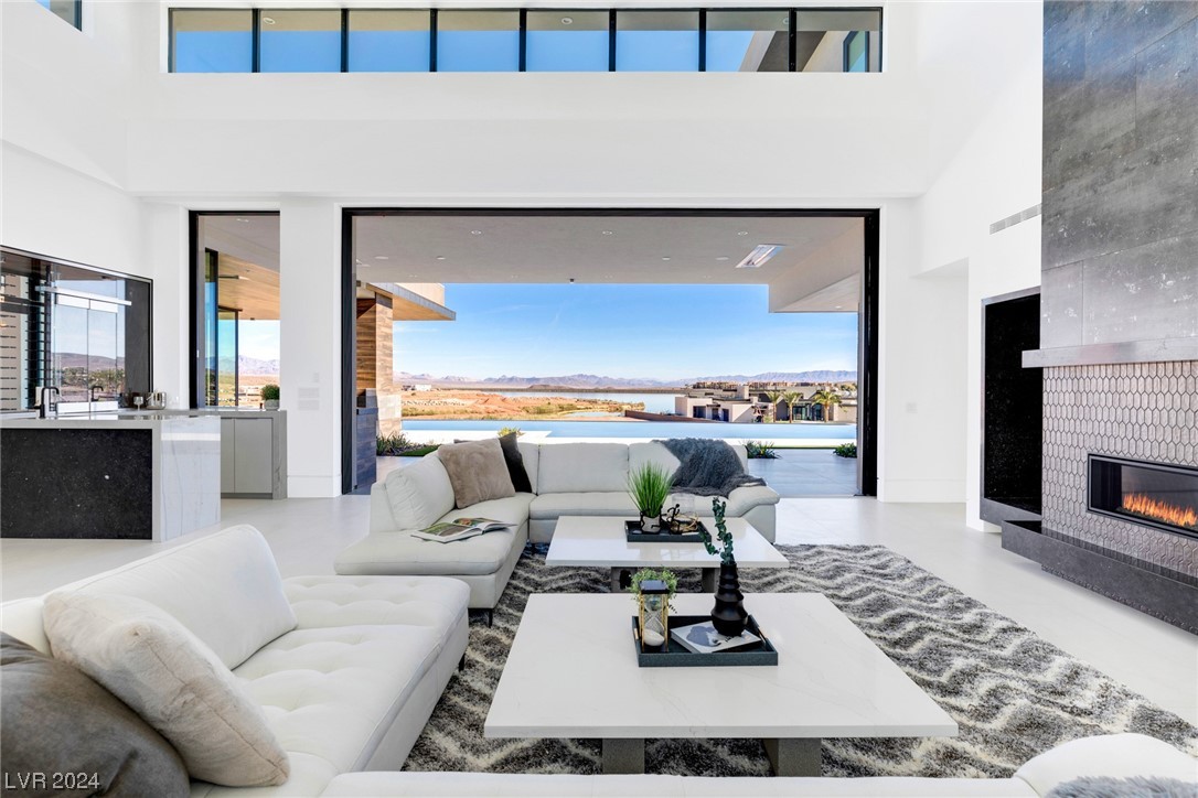 12 Rainbow Point Place