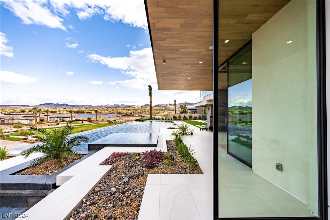 12 Rainbow Point Place