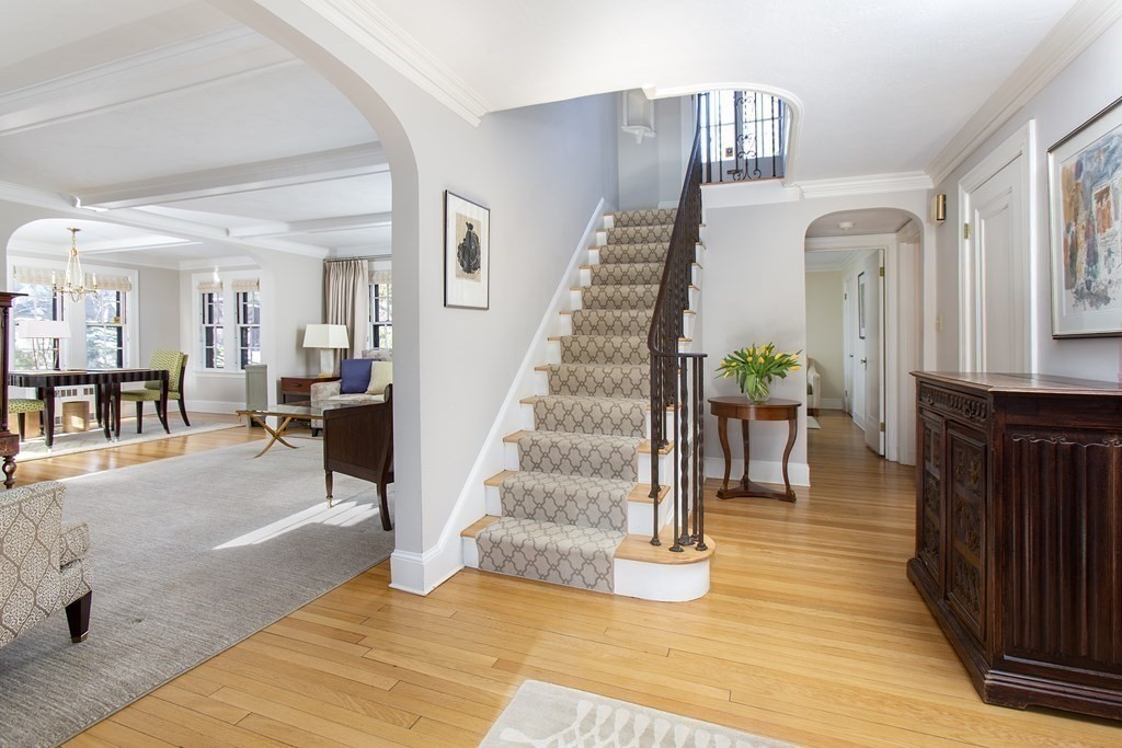 1097 West Roxbury Pkwy