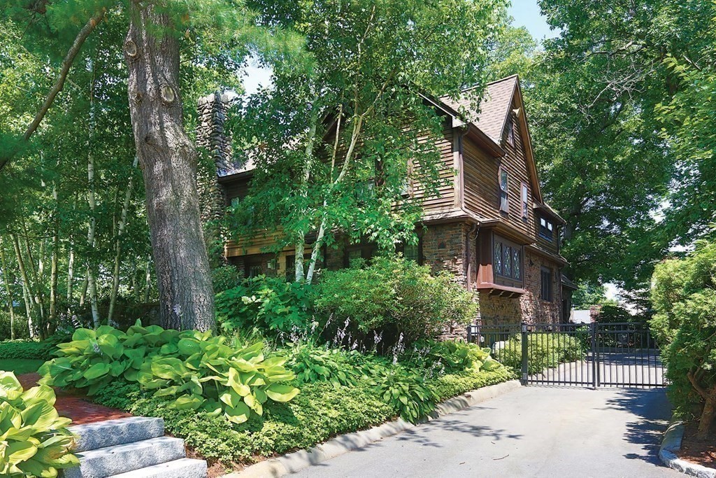 1097 West Roxbury Pkwy