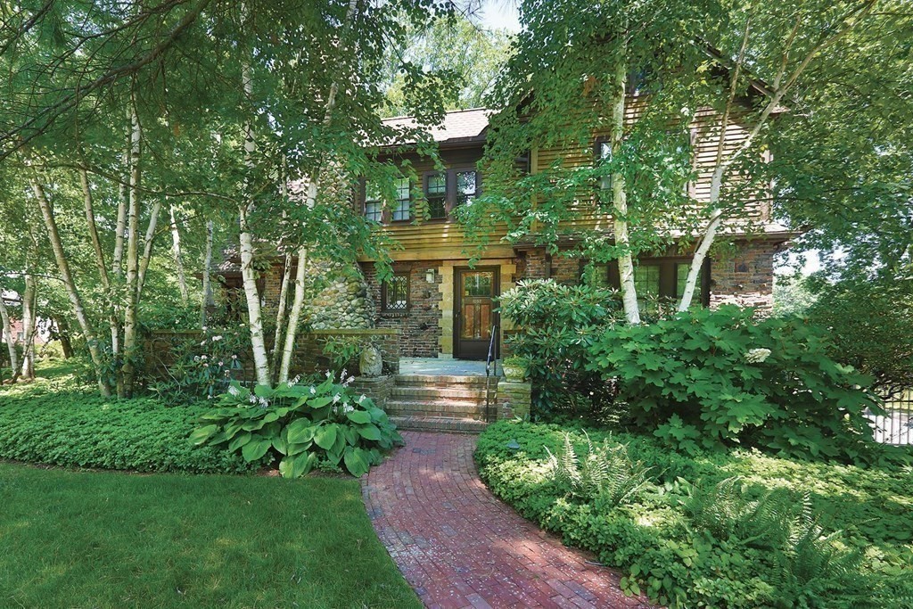 1097 West Roxbury Pkwy