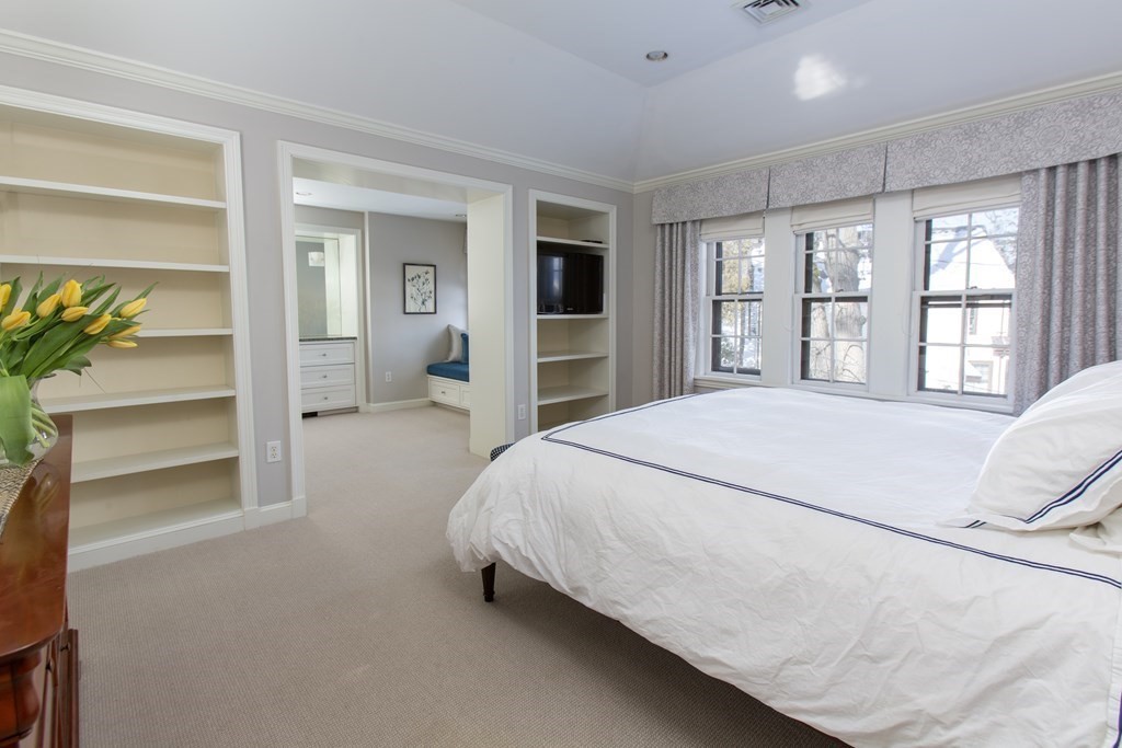 1097 West Roxbury Pkwy