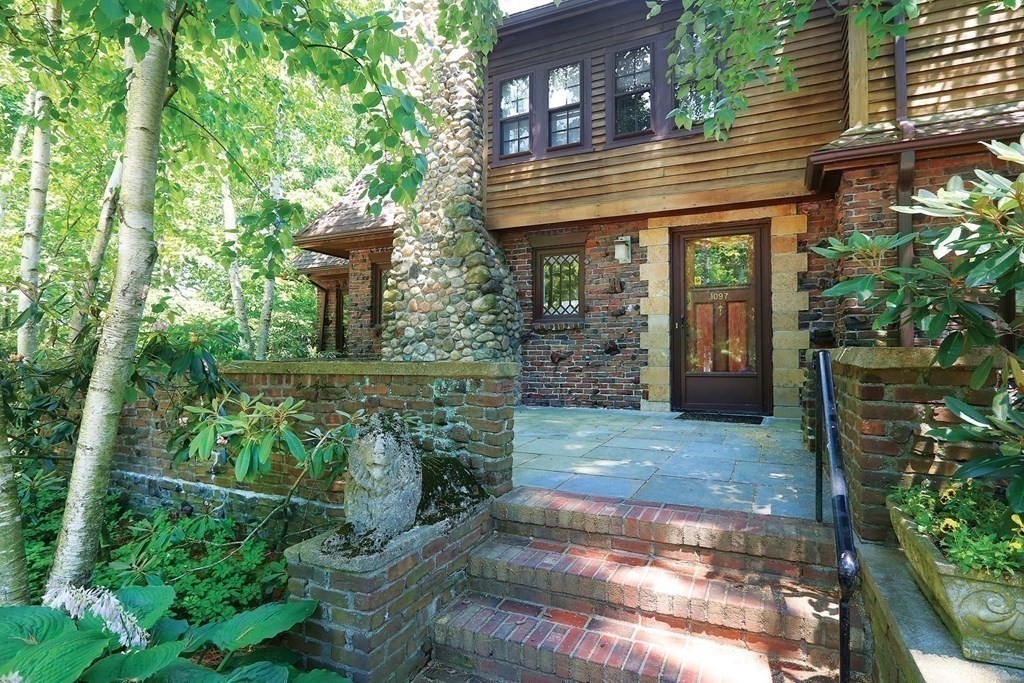 1097 West Roxbury Pkwy