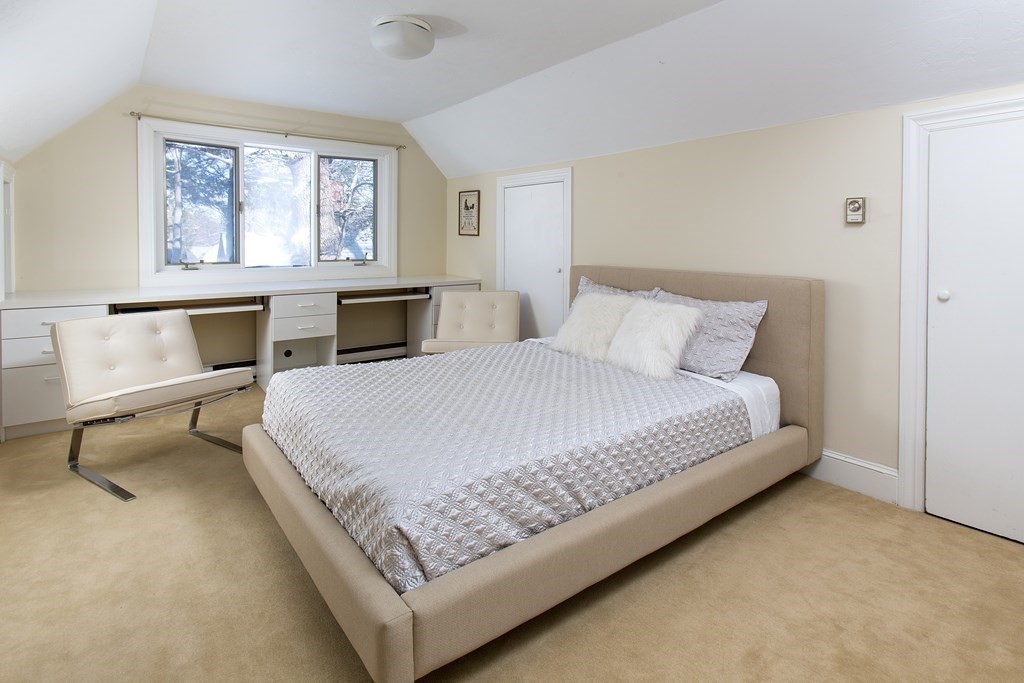 1097 West Roxbury Pkwy