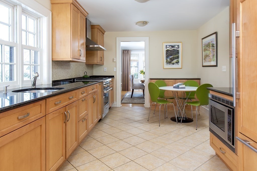 1097 West Roxbury Pkwy