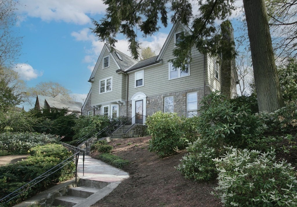 384 Newton St