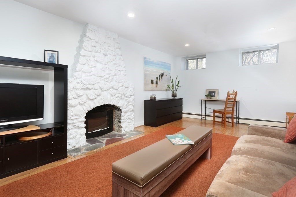 384 Newton St