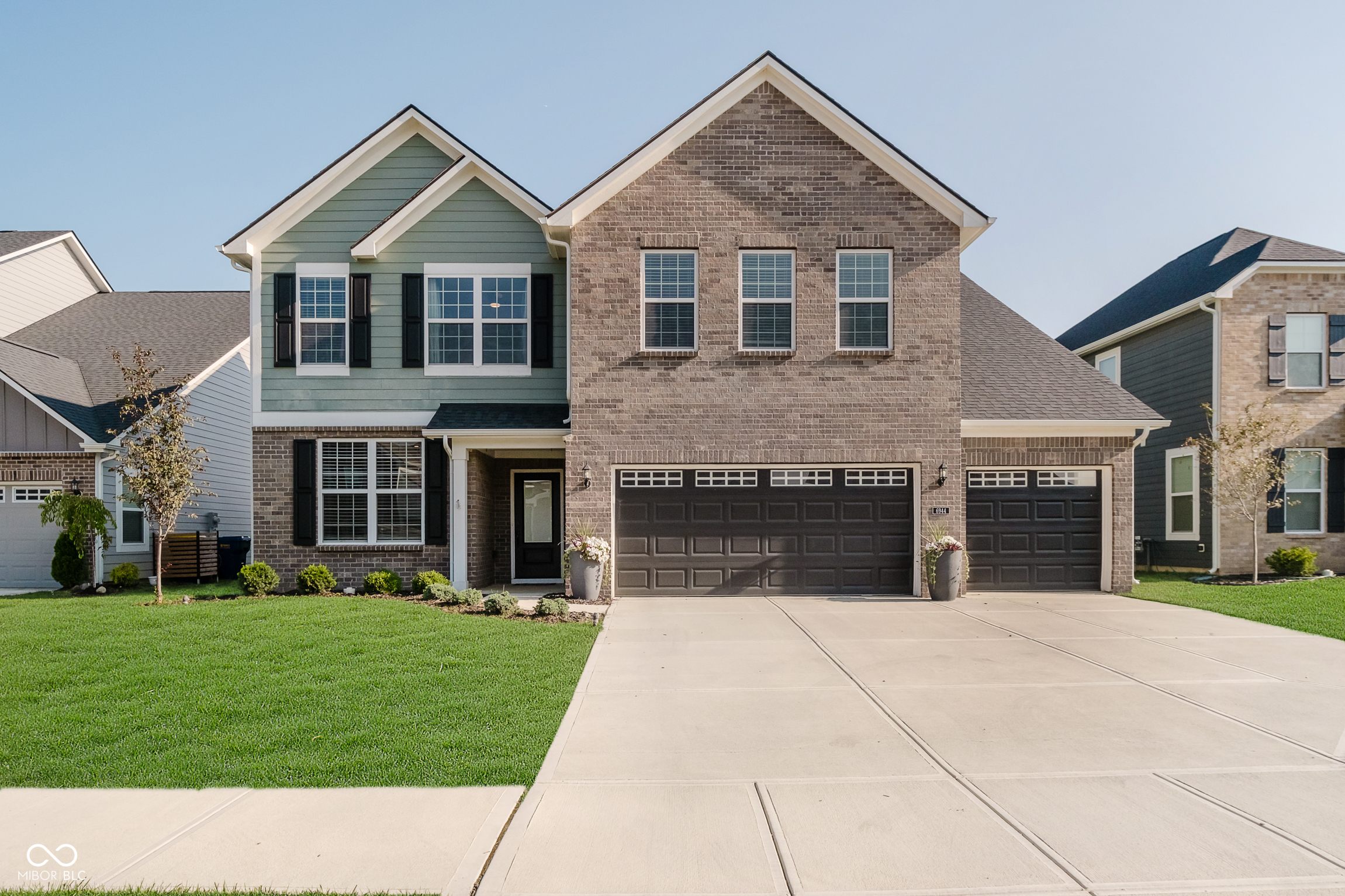 6944 Oakcrest Drive